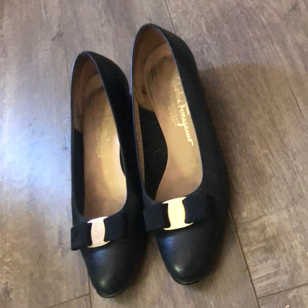 Black leather Ferragamo shoes block heel